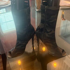 Stylish Camouflage Open Toe Heeled Boots